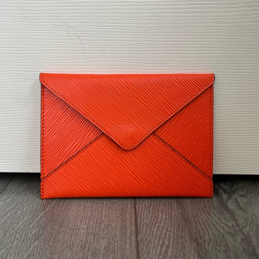 AUTHENTIC LOUIS VUITTON
Epi Envelope Pouch Orange